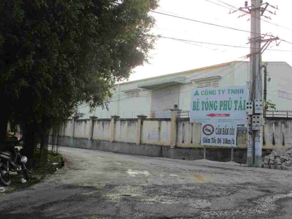 Những Nhà máy bê tông tươi trong KCN Phú Tài nằm gần khu dân cư đang là sự lo lắng của hàng trăm hộ dân khu phố 6, phường Trần Quang Diệu về bụi và ô nhiễm môi trường