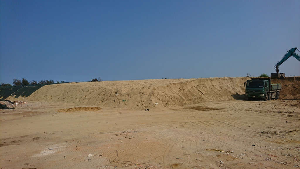 Mặc dù thời hạn hết ngày 01/3 hoàn thành di dời bãi cát khủng, nhưng chiều ngày 01/3 có mặt tại hiện trường, PV Báo TN&MT thấy khối lượng cát di dời không đáng kể 
