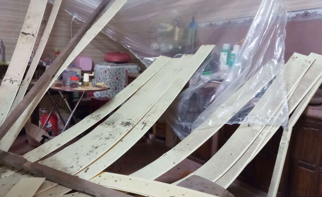 Căn nhà bếp của bà Hà bị sập trần, rơi gỗ trong chiều 1/3