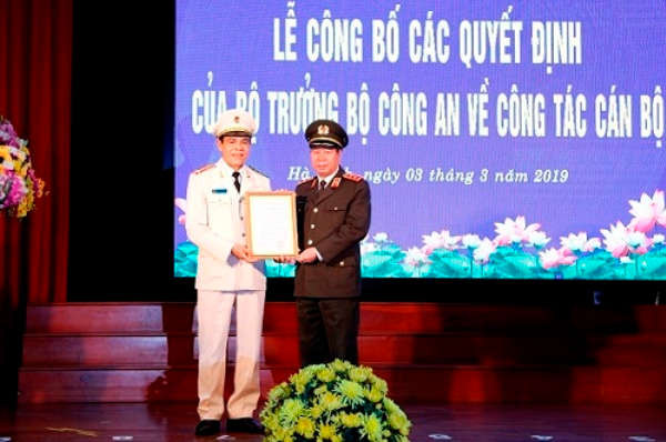 Thượng tướng Bùi Văn Nam trao quyết định Giám đốc Công an Hà Tĩnh đối với Đại tá Võ Trọng Hải