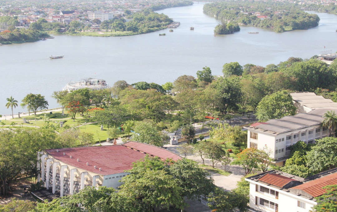 Thừa Thiên Huế yêu cầu doanh nghiệp du lịch ưu tiên nguồn lực cho công tác vệ sinh môi trường, nhất là 2 bờ sông Hương