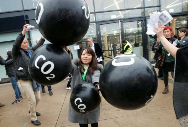Các nhà hoạt động phản đối việc buôn bán khí thải CO2 trước Trung tâm Hội nghị Thế giới tại Bonn, Đức, nơi diễn ra Hội nghị lần thứ 23 của Liên Hợp Quốc về biến đổi khí hậu (COP 23) vào ngày 17/11/2017. Ảnh: Wolfgang Rattay