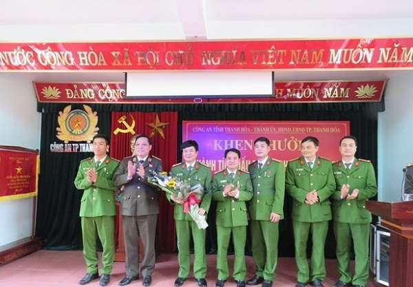 Lãnh đạo Công an tỉnh Thanh Hóa trao tiền thưởng cho ban chuyên án