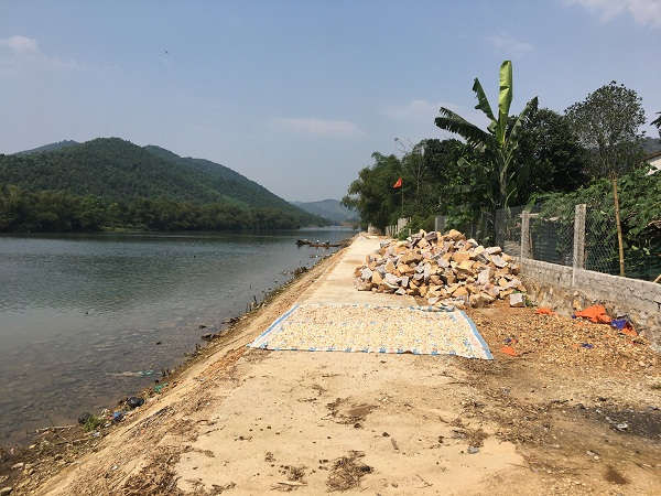 Người dân thôn Linh Cận Sơn nằm sát sông Rào Nan lo lắng khi đập xây dựng gần dân