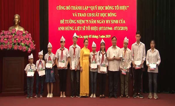 Trao Quỹ học bổng Tô Hiệu tặng các em học sinh đạt thành tích xuất sắc trong học tập. 