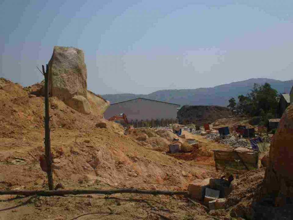Đá khối lớn, đá tảng, đá chẻ nằm ngổn ngang (Hình chụp sáng ngày 6/3/2019)
