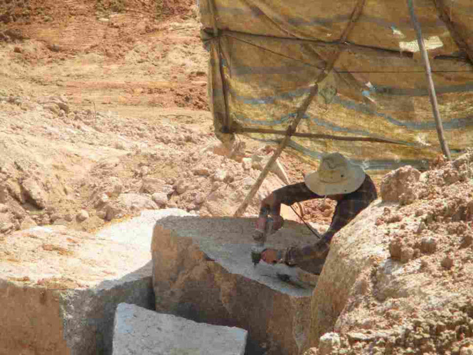 Thợ đá đang đục khối đá lớn (Hình chụp sáng ngày 6/3/2019)