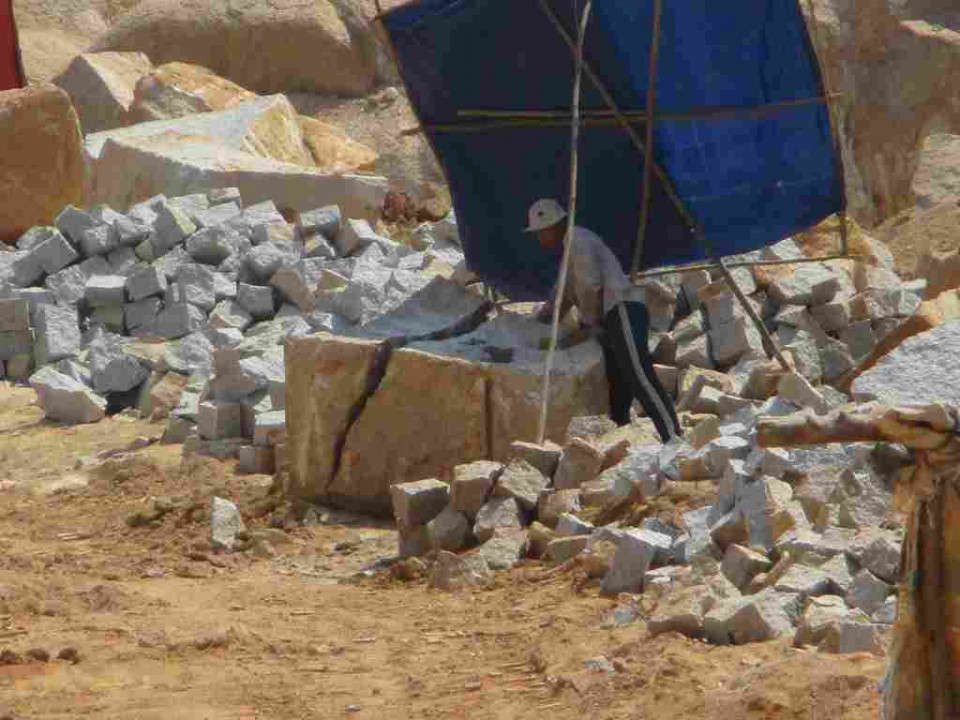 Đá lớn đục thành đá chẻ (Hình chụp sáng ngày 6/3/2019)