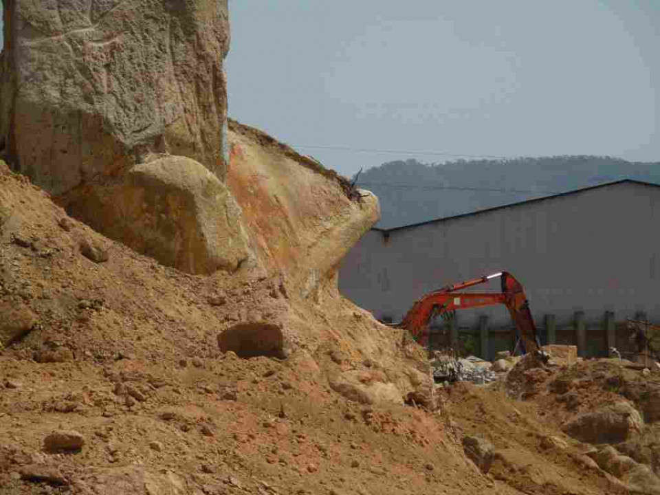 Xe múc máy đào hoạt động liên tục trong nhiều ngày qua để khai thác lấy đá tại núi Hòn Chà (Hình chụp sáng ngày 6/3/2019)