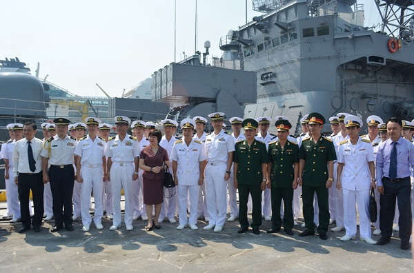 3. Lãnh đạo các cơ quan, đơn vị của Việt Nam chụp ảnh lưu niệm cùng nhóm chỉ huy tàu tàu huấn luyện JS Setoyuki và JS Shimayuki.