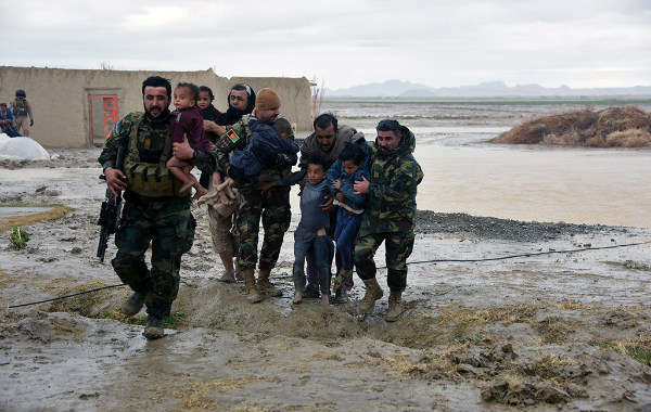 Lực lượng an ninh Afghanistan bế trẻ em sau lũ lụt ảnh hưởng đến nhà của những đứa trẻ này ở quận Arghandab của tỉnh Kandahar vào ngày 2/3/2019. Ảnh: AFP