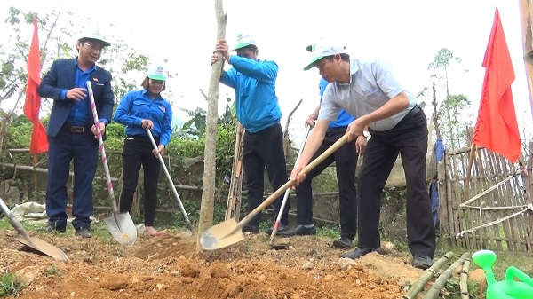 trồng 140 cây tại xã Phiêng Ban
