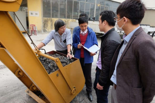 Ông Nguyễn Gia Long Giám đốc công ty đã giới thiệu về quy trình xử lý rác thải Ảnh MH