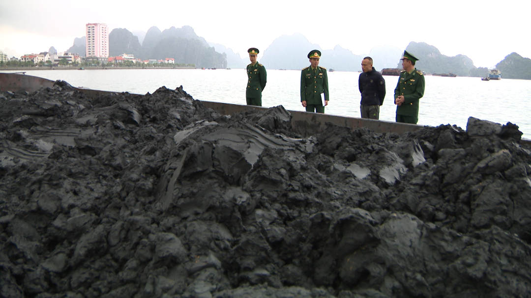 Tàu chở 900 tấn than bùn bị lực lượng BĐBP Quảng Ninh bắt giữ