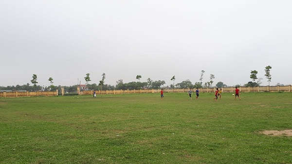 Mỗi buổi chiều sau giờ tan học, sân vận động xã là nơi đá bóng của rất nhiều em học sinh.