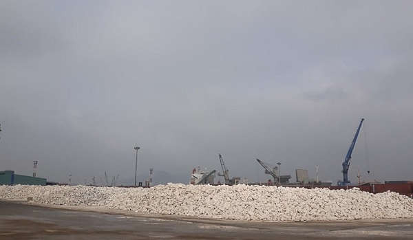 Đá hộc trắng tập kết tại Cảng Cửa Lò chuẩn bị xuất khẩu