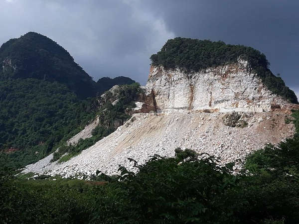 Một lượng đá thải lớn ở một mỏ đá tại huyện Quỳ Hợp