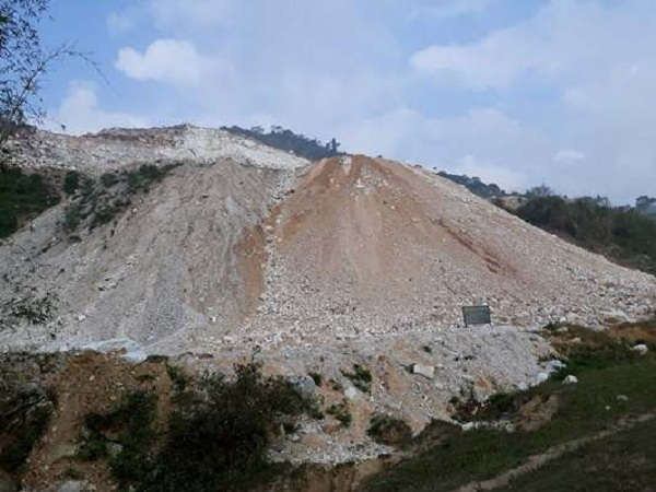 Một lượng đá thải lớn tại các mỏ đá trắng ở Nghệ An chưa được tận dụng đang gây thất thoát, lãng phí lớn nguồn tài nguyên quốc gia