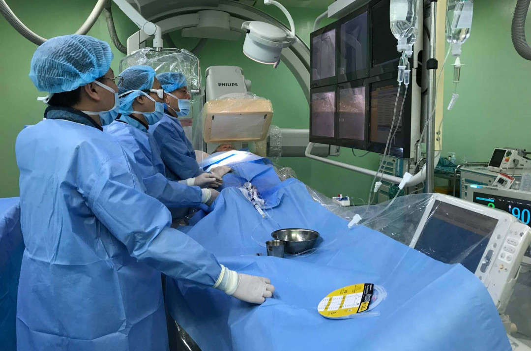 Các bác sĩ tiến hành phẫu thuật cho bệnh nhân