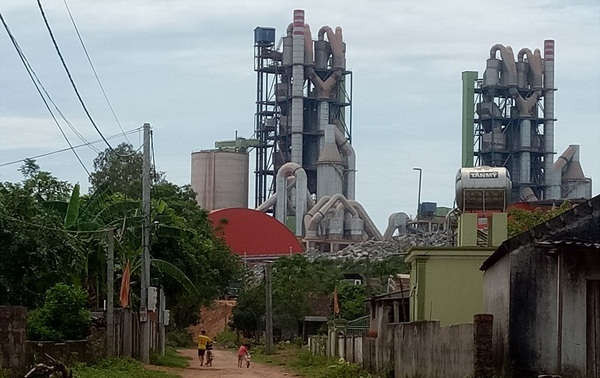 Nhà máy xi măng Sông Lam đóng tại xã Bài Sơn (huyện Đô Lương) gây ô nhiễm môi trường