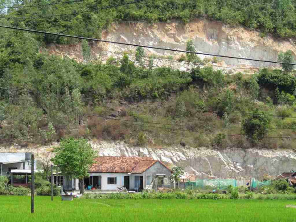 Khu vực khai thác đá, đất tại núi Cấm, thôn Chánh Lạc, xã Cát Tường, huyện Phù Cát