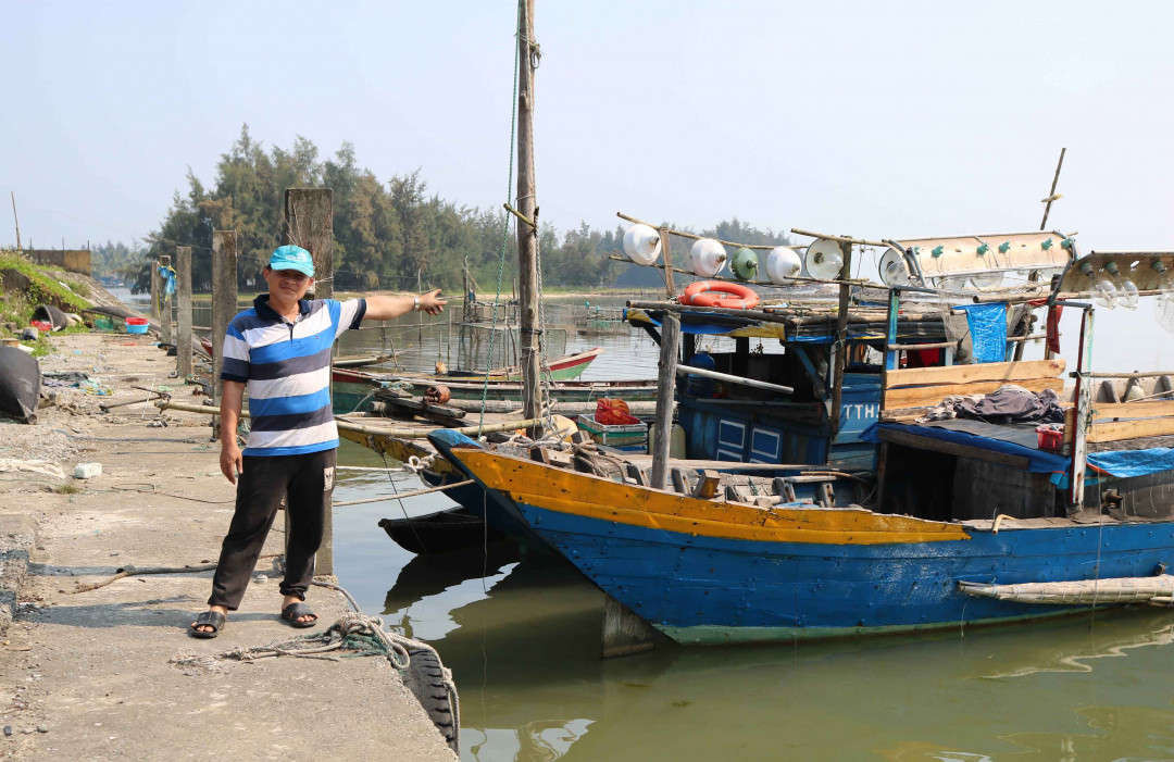 Để đưa thủy, hải sản vào bờ, ngư dân Phan Bất (ảnh) phải sắm thêm thuyền nhỏ