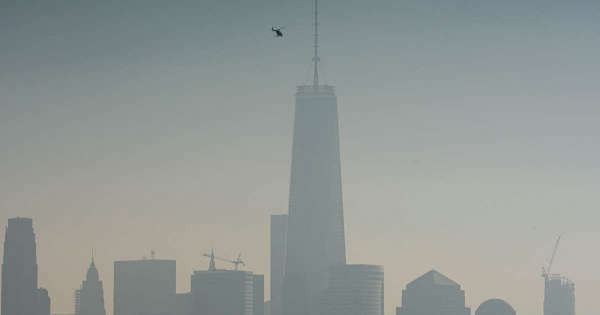 Một máy bay trực thăng bay qua sông Hudson với Trung tâm Thương mại Một thế giới và Hạ Manhattan ở phía savào một ngày u ám ở thành phố New York, Mỹ vào ngày 6/12/2015. Ảnh: Rickey Rogers