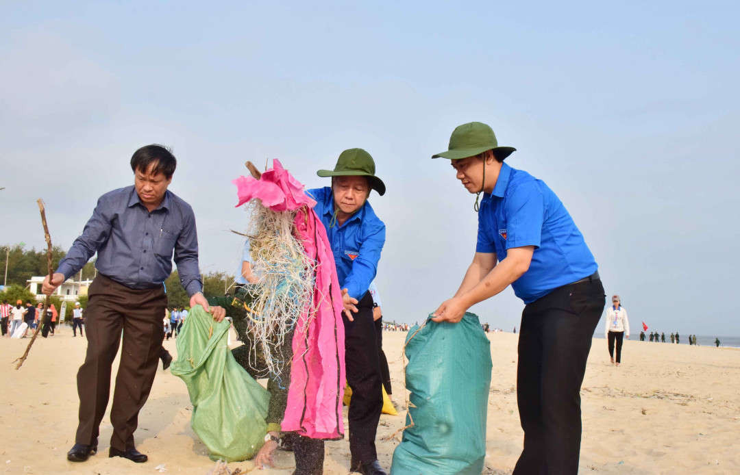 Làm sạch rác trên bãi biển Thuận An