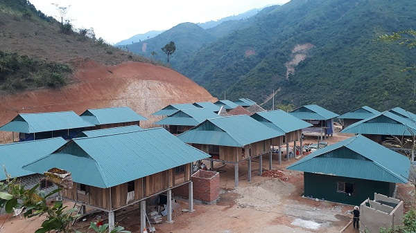 Những ngôi nhà kiên cố được dựng lên san sát ở khu TĐC