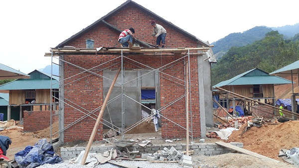 Người dân đang khẩn trương dựng nhà mới, để bắt đầu một cuộc sống mới.