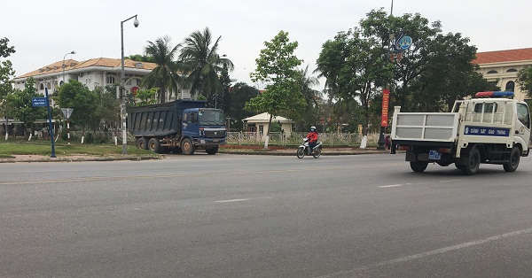 Xe chở tải chở phế thải có dấu hiệu quá khổ, quá tải chạy trong thành phố Đồng Hới về nhà máy gạch