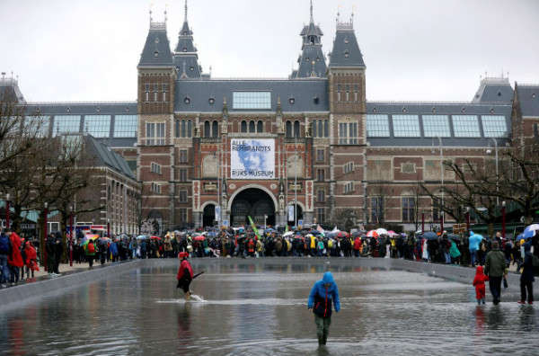 Mọi người kêu gọi các biện pháp khẩn cấp để chống biến đổi khí hậu trong cuộc biểu tình ở trung tâm Amsterdam, Hà Lan vào ngày 10/3/2019. Ảnh: Eva Plevier