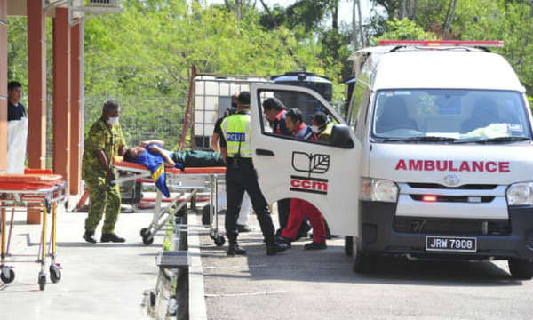  Nhân viên cấp cứu chuyển một học sinh ra khỏi xe cứu thương sau vụ tràn hóa chất độc hại ở Pasir Gudang. Ảnh: Thomas Yong / AP