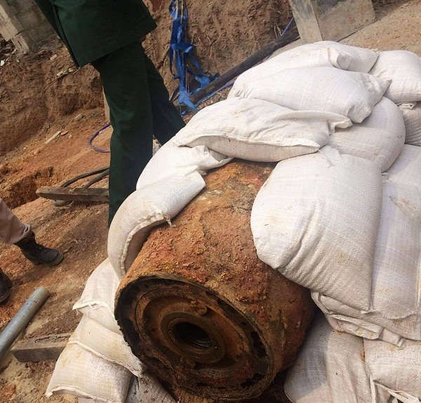 Quả bom có trọng lượng 334 kg được người dân phát hiện khi đào móng nhà