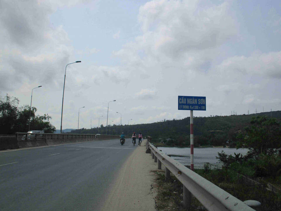 Đứng trên cầu Ngân Sơn nhìn xuống con sông Cái (người dân hay gọi đoạn sông Ngân Sơn) sẽ thấy gần chục chiếc ghe máy hút cát