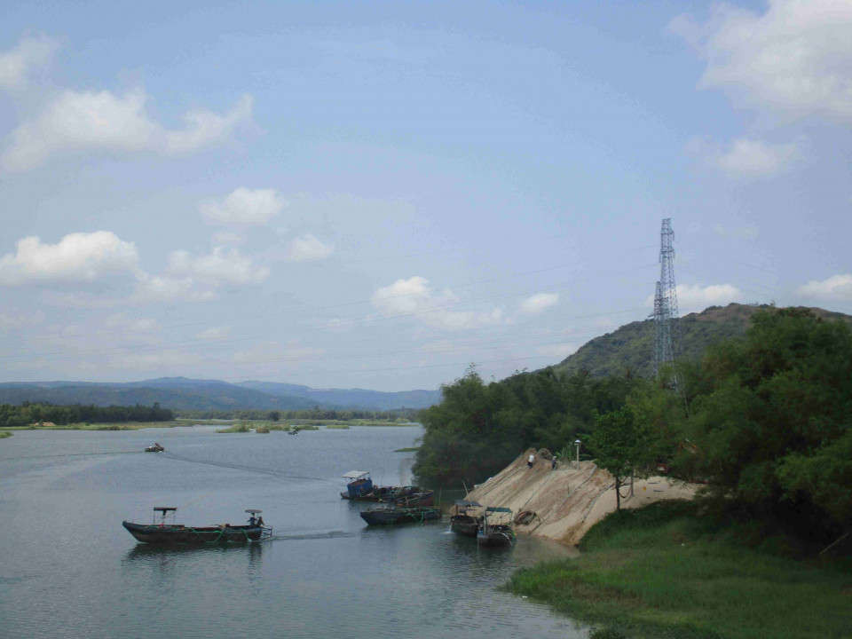 Doanh nghiệp vận chuyển cát bằng ghe máy dưới sông từ xã An Định về bãi tập kết tại xã An Dân, sau đó dùng máy bơm hút cát lên bờ