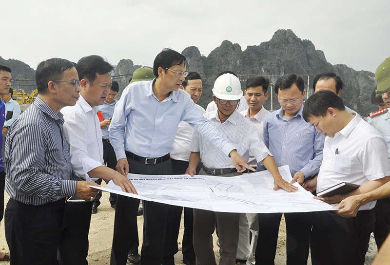Lãnh đạo tỉnh Quảng Ninh kiểm tra các dự án tại xã Hạ Long (huyện Vân Đồn
