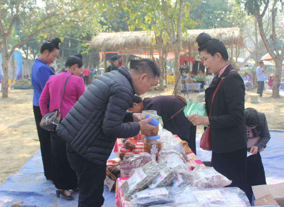 Du khách có thể thưởng thức các sản vật đặc trưng của Điện Biên tại 'Phiên chợ vùng cao'