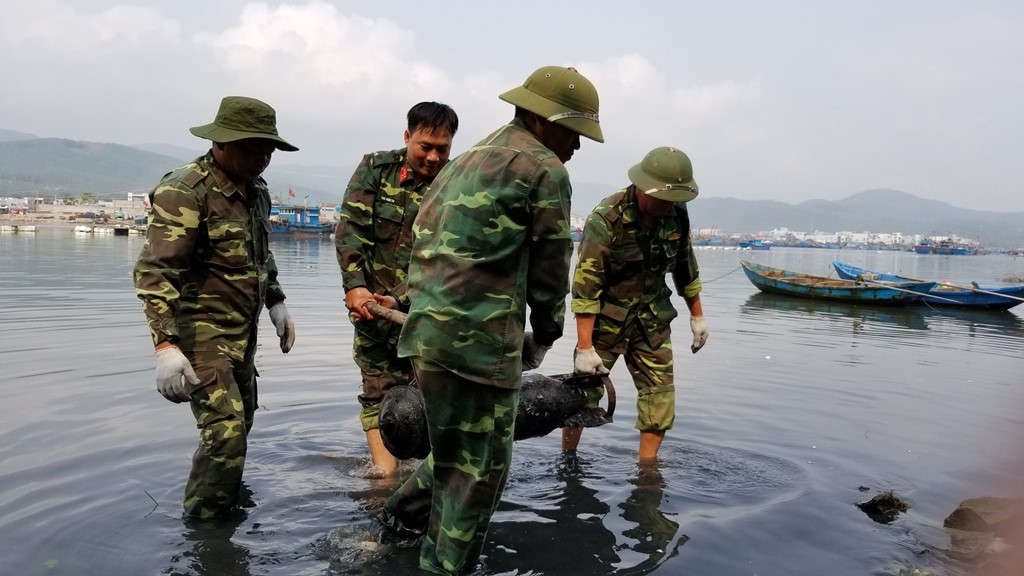 Các lực lượng tiến hành trục vớt và di chuyển ngư lôi đến khu vực quy định để tiêu hủy