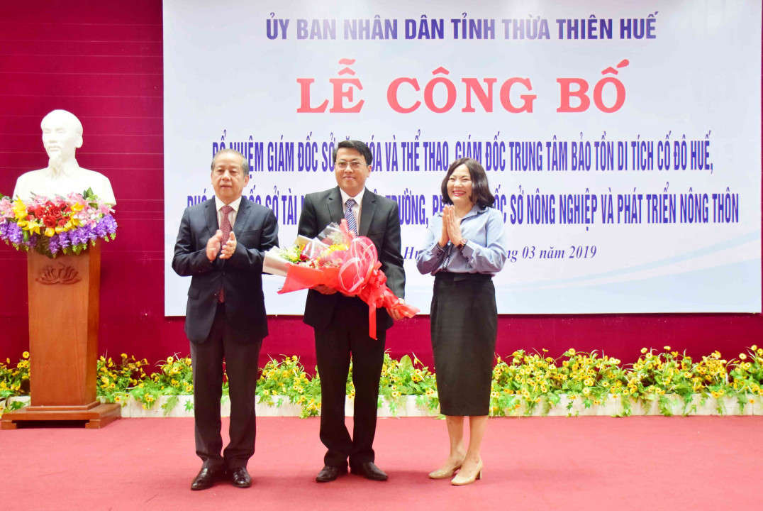 Ông Nguyễn Văn Toàn (giữa) nhận chức Phó Giám đốc Sở TN&MT Thừa Thiên Huế
