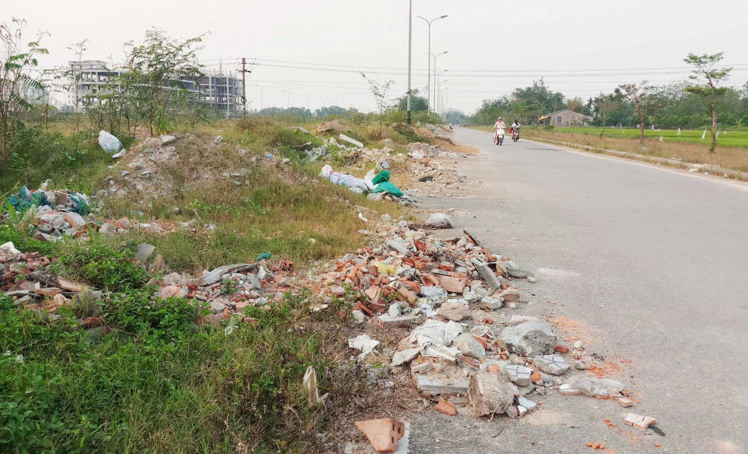 Gần đây, nhiều bãi rác thải xây dựng xuất hiện nhiều tại tuyến đường Võ Nguyên Giáp nối dài, “đe dọa” đến hình ảnh thành phố xanh của Huế