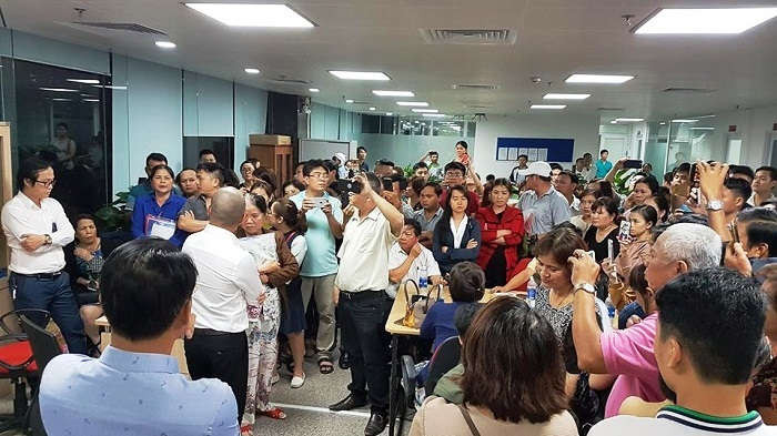 Hàng trăm khách hàng đã vây trụ sở một công ty bất động sản tại Đà Nẵng để đòi quyền lợi của mình liên quan đến các dự án bất động sản ở địa bàn thị xã Điện Bàn (tỉnh Quảng Nam)