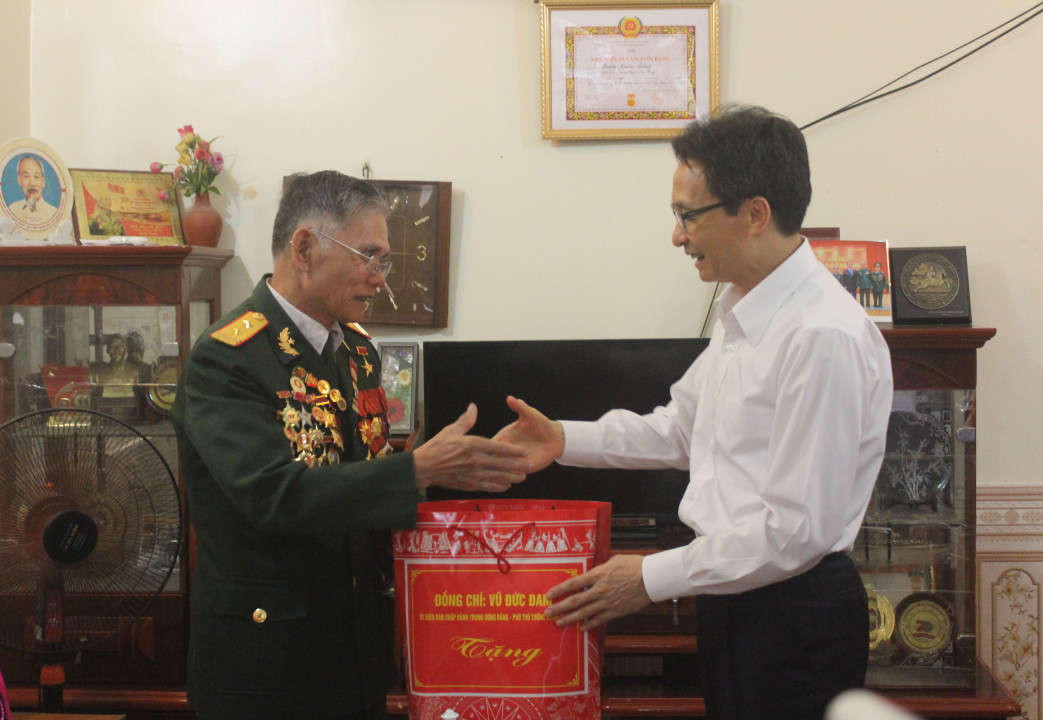 Phó Thủ tướng Vũ Đức Đam tặng quà các gia đình chính sách, cựu chiến binh trên địa bàn TP. Điện Biên Phủ