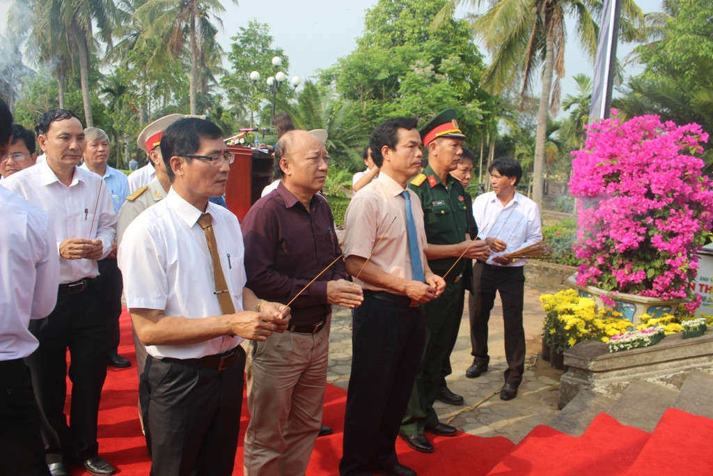 Lãnh đạo UBND tỉnh, Sở VH,TT&DL cùng các ban, ngành địa phương tỉnh Quảng Ngãi đã thắp hương tưởng niệm trong ngày lễ trọng đại