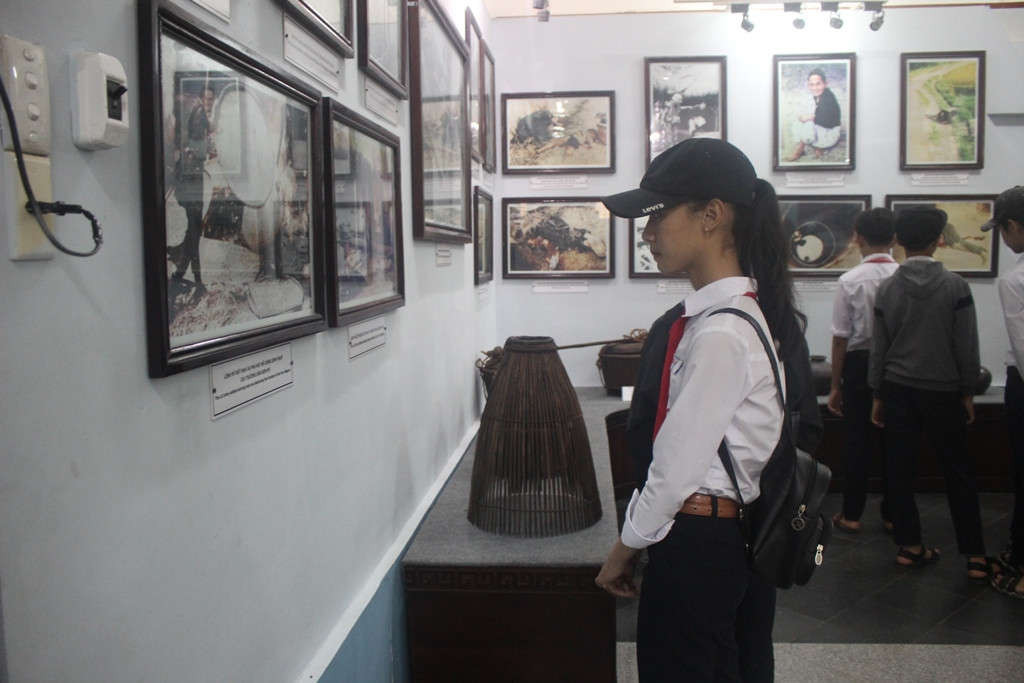 Các em học tham quan khu trưng bày tận mắt chứng kiến những hình ảnh, hiện vật, tư liệu về vụ thảm sát cách đây 51 năm
