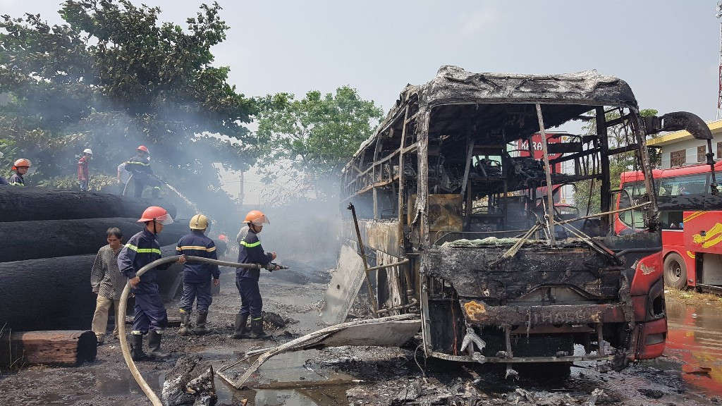 Ngọn lửa cơ bản đã được lực lượng Cảnh sát PCCC tỉnh Quảng Nam khống chế