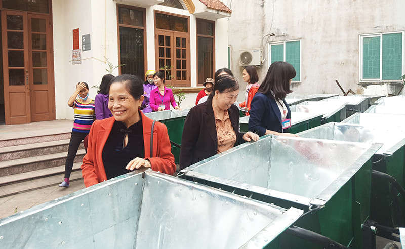 Bàn giao 50 xe đẩy rác cho các khu dân cư phường Thanh Sơn, TP Uông Bí
