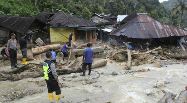 Lũ lụt đã làm hư hại ít nhất 9 ngôi nhà và 2 cây cầu