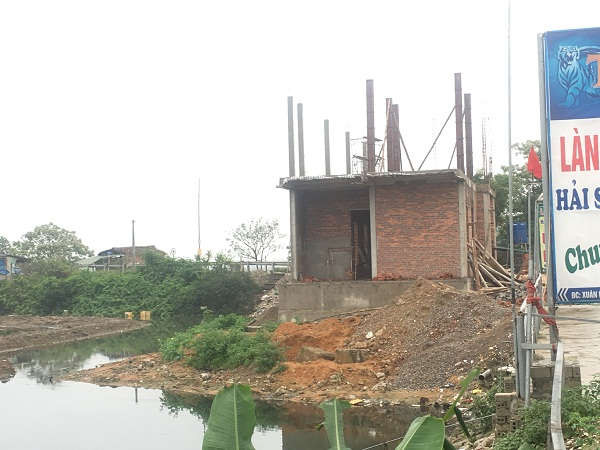 Căn nhà xây dở của hộ ông Nguyễn Văn Ưng, xã Xuân Lâm vi phạm Luật Đê điều.