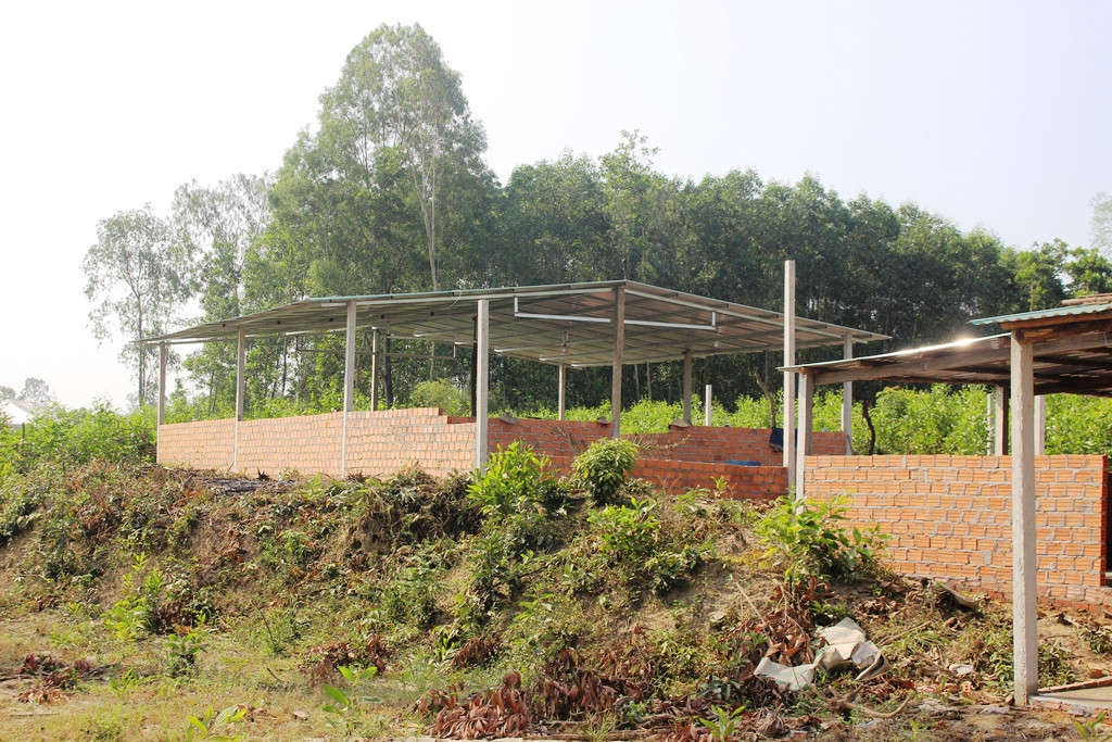 Các nhà xưởng được người dân xây dựng trái phép trên đất rừng ở thôn Tiên Xuân 2
